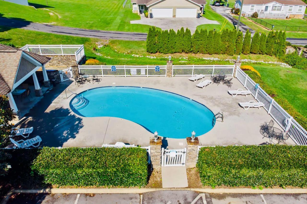 Home With Community Pool - 2 Miles To The Island! Pigeon Forge Dış mekan fotoğraf